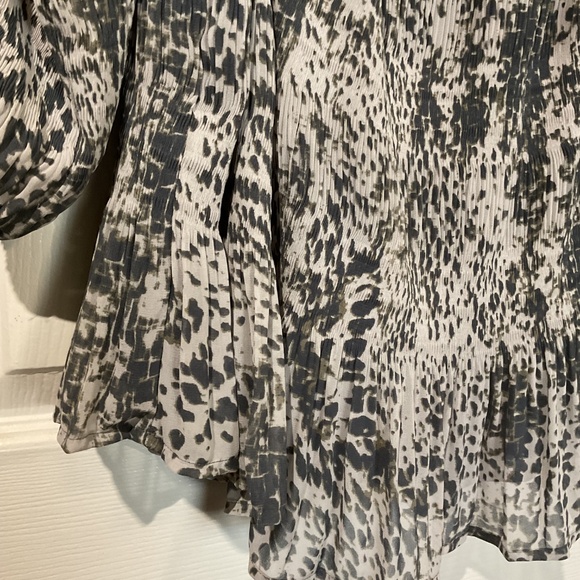 NWT Express Off-the-Shoulder Leopard 🐆 Print Blouse in Gray & White - Picture 3 of 6